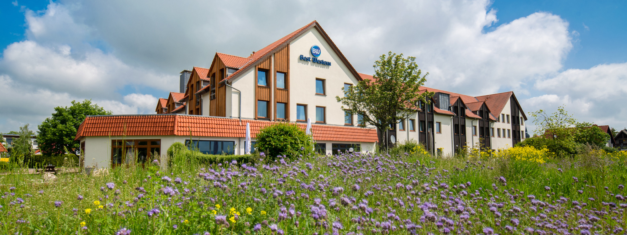 Best Western Hotel Erfurt-Apfelstädt - Hotelbild von Außen im Sommer