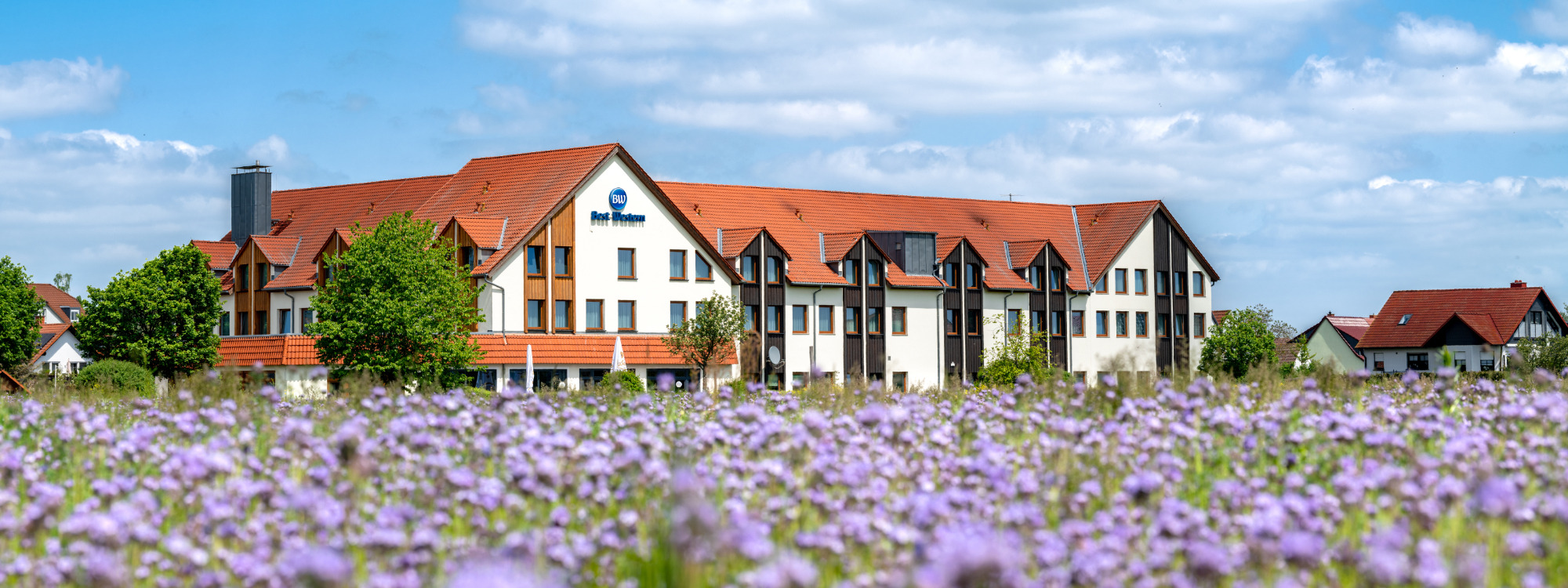 Best Western Hotel Erfurt-Apfelstädt - Hotelbild von Außen im Sommer