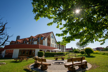 Best Western Hotel Erfurt-Apfelstädt - Hotelbild von Außen im Sommer