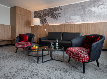 Best Western Hotel Erfurt-Apfelstädt - Kaffeetisch mit zwei Komfortstühlen