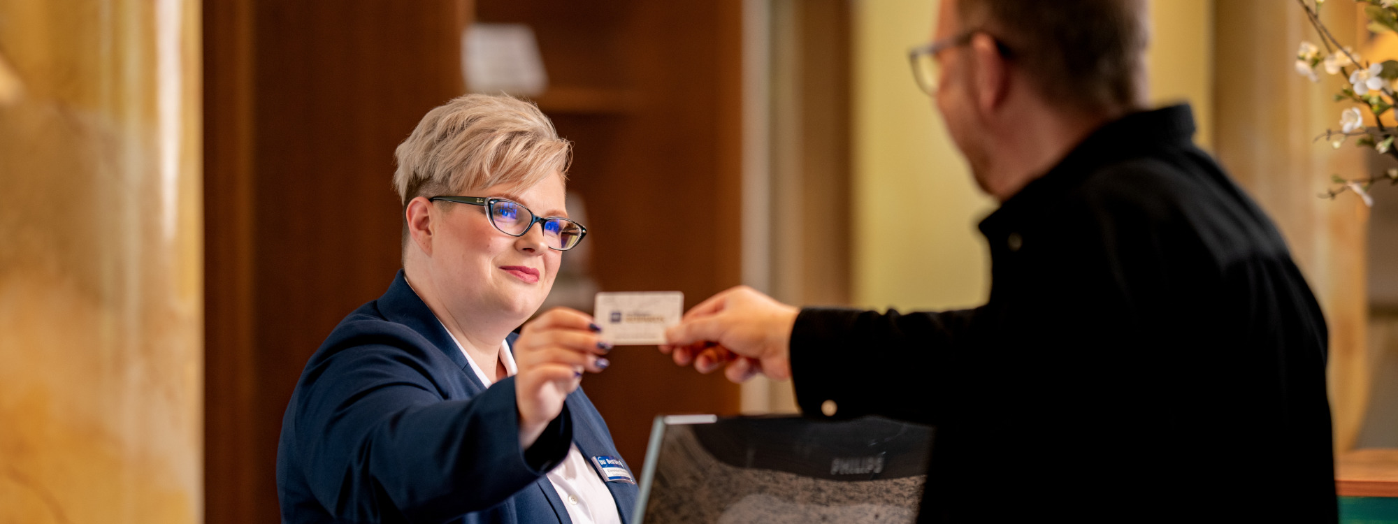 Best Western Hotel Erfurt-Apfelstädt - Rezeption, Schlüsselkarte wird übergeben